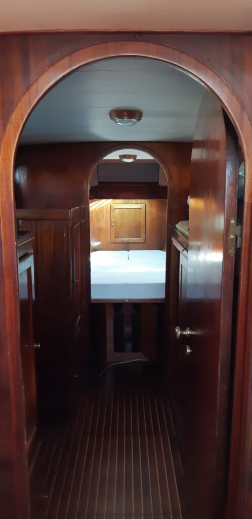 Giam-Portofino Pilot-1973-legno-dettaglio zona notte 2