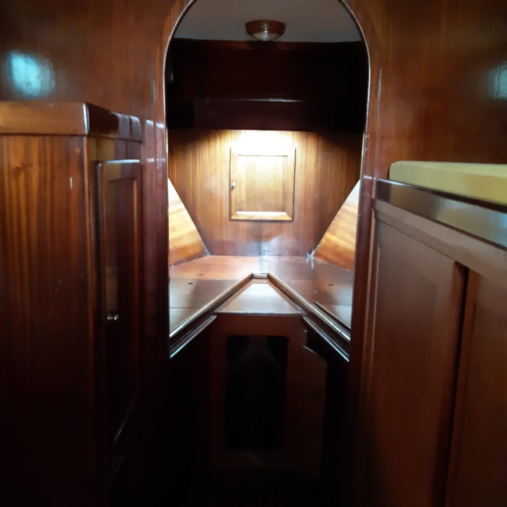 Giam-Portofino Pilot-1973-legno-dettaglio zona notte-in vendita